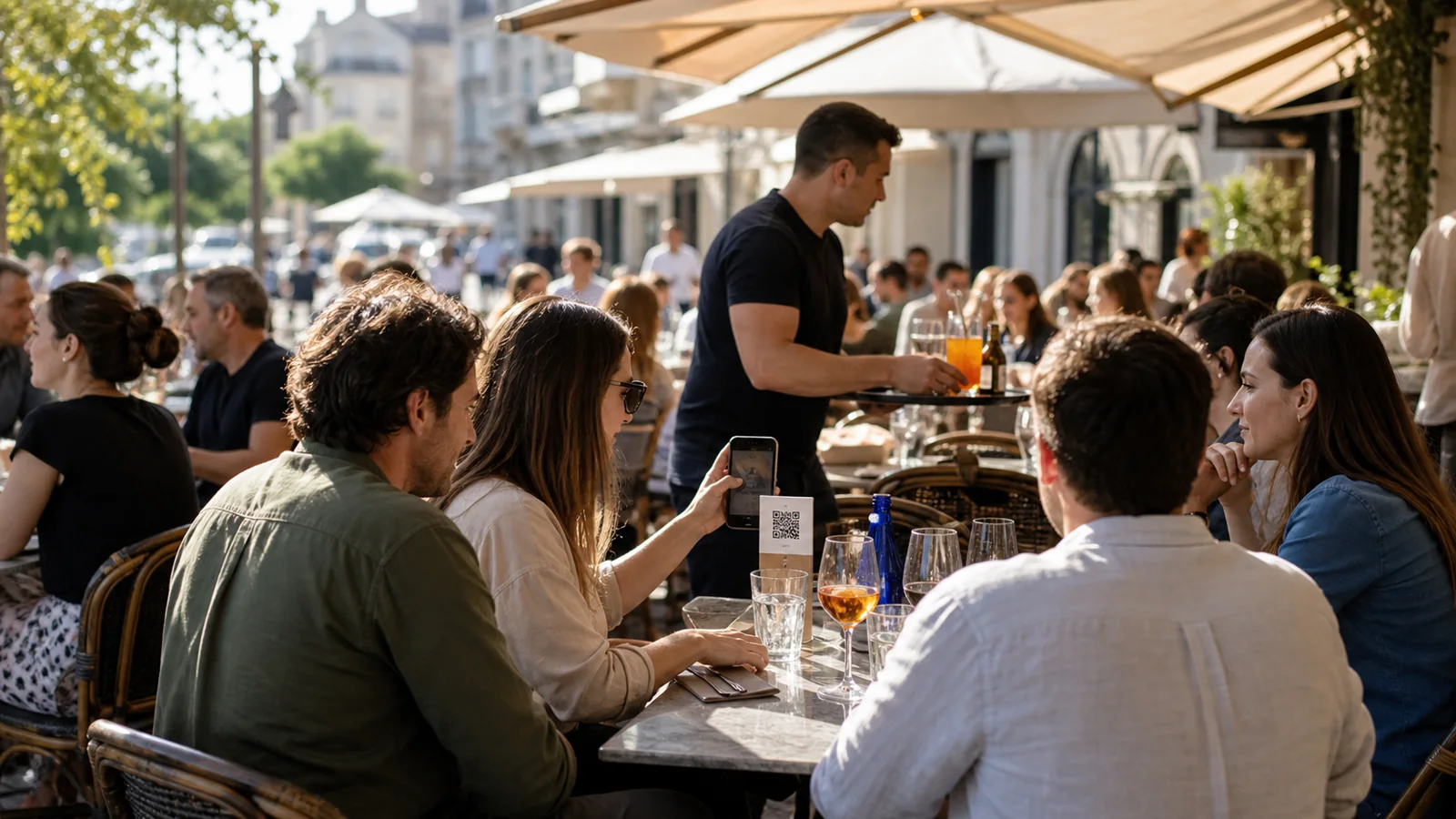Grande terrasse de restaurant avec un serveur en mouvement et des clients commandant depuis un QR code
